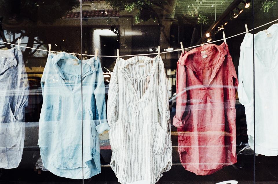 เสื้อเชิ้ตผ้าลินินหลายสีตากบนราว