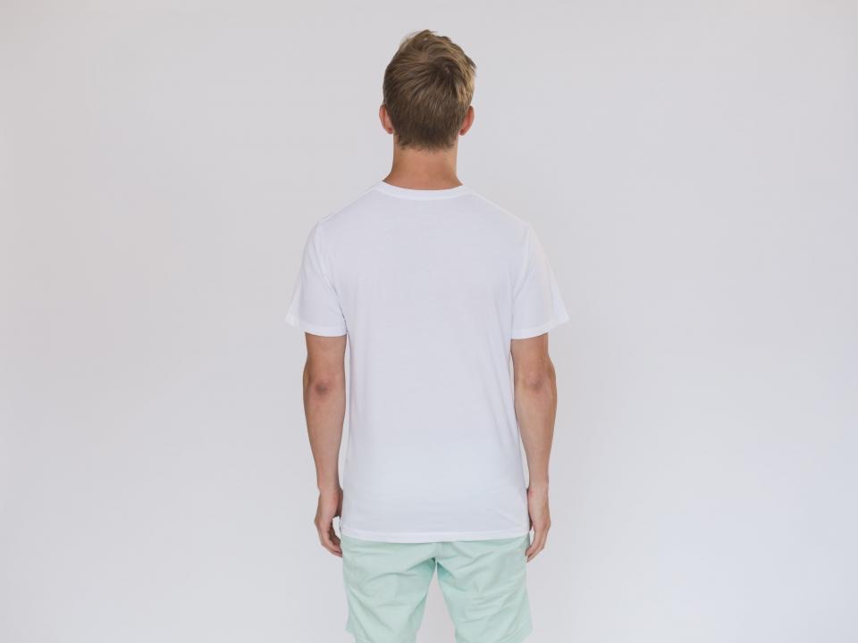ผู้ชายใส่เสื้อยืดสีขาว ถ่ายจากด้านหลัง บนพื้นหลังสีเทาอ่อน